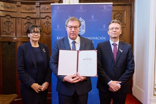 Dr. Tóth István miniszter elismerő oklevél kitüntetés átvétele