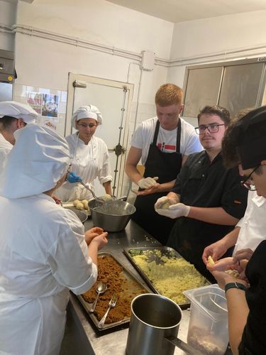 Szakácsok együtt főznek a tankonyhában