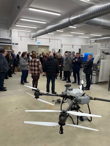 Drón és emberek a laborban